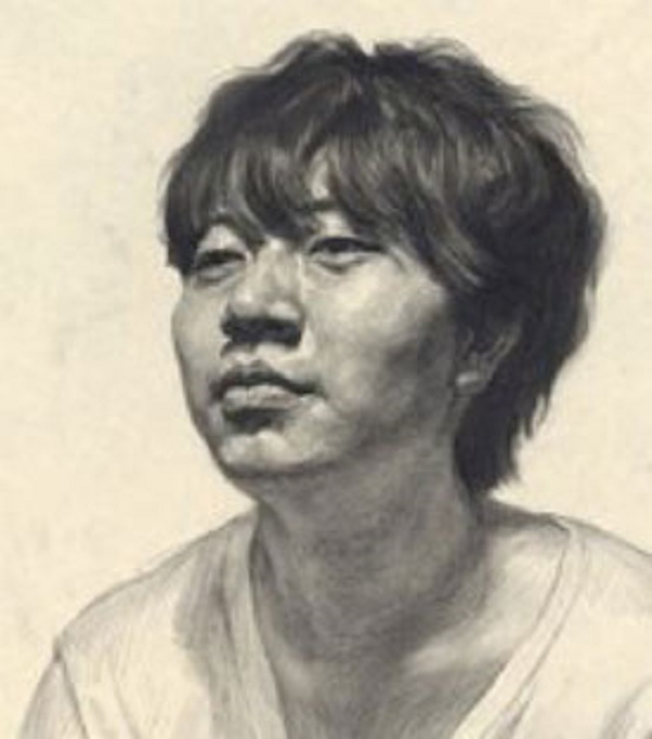 　　素描頭發(fā)的紋路怎么畫？素描人物中所體現(xiàn)出的外輪廓會相應(yīng)隨發(fā)型而發(fā)生變化。越是簡單的發(fā)型，它的外輪廓也就相應(yīng)的越簡單，那么素描頭發(fā)的紋路怎么畫？如何畫好素描人物中的頭發(fā)？     在素描人頭像，很多細(xì)節(jié)描繪的難度往往是最大的。 就拿人最基本的毛發(fā)來說，如果把握不好頭發(fā)的細(xì)節(jié)，沒有體積、透視、光影的變化，那么呈現(xiàn)在畫面中的就是一個帶著假發(fā)套的怪人。不同年齡階段的人的頭發(fā)呈現(xiàn)出的特點(diǎn)也不同，今天，就教給廣大考生如何畫好素描人物中的頭發(fā)。    　　首先，要把握住頭部整個重點(diǎn)。頭發(fā)是頭部的分支，無論你怎么去變化，也是需要圍繞著頭部進(jìn)行變化的。因此，在描繪頭部的過程中，不妨通過對于人體的頭骨的明暗和冷暖的變化，來達(dá)到一定的形態(tài)效果。其次，從總體來看，人物的頭發(fā)是具有一定光澤度的，因而需要用高光來表現(xiàn)，在素描人物中，往往采用一根根彎曲頭發(fā)集合而成的形式去表現(xiàn)，不過要注意它的表現(xiàn)形式，避免走入灰白頭的怪圈之中。    　　其次，要著重刻畫頭發(fā)中的重點(diǎn)部分，不需要每根頭發(fā)都刻畫地那么細(xì)致。也就是說，要通過虛實(shí)結(jié)合的方法來表現(xiàn)出頭發(fā)的一種真實(shí)感，這樣才不會讓人感覺亂糟糟的不修邊幅。頭部的發(fā)際線主要是方便額頭在人體的臉部造成的陰影的表現(xiàn)，而頭發(fā)中的鬢角主要起到的是一種過渡的作用。  　　最后，刻畫出發(fā)型的不同，素描人物中所體現(xiàn)出的外輪廓也會相應(yīng)發(fā)生變化。越是簡單的發(fā)型，它的外輪廓也就相應(yīng)的越簡單。想要擁有一份好的素描人物的作品，其實(shí)也是可以有章可循的，所以需要廣大考生關(guān)注。     素描頭發(fā)的紋路怎么畫？如何畫好素描人物中的頭發(fā)？上面就是小編帶來的一些技巧，希望對大家有用！     推薦閱讀：初學(xué)者入門教程：繪畫基礎(chǔ)之兩點(diǎn)透視     新手素描入門技巧